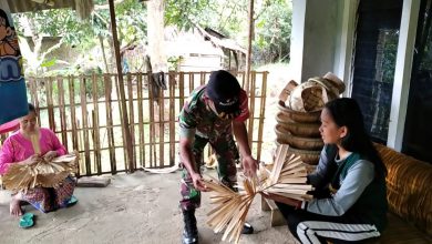 Photo of Kerajinan Bambu Dari Nenek Moyang Mampu Dikembangkan Warga Binaan Babinsa Tambak Hingga Beberapa Generasi