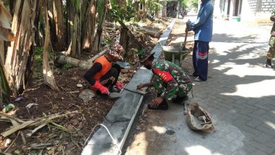 Photo of Babinsa Ujungpangkah Bantu Membangun Jalan Desa Demi Kesejahteraan Masyarakat
