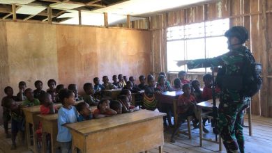 Photo of Satgas Yonif 203/AK Menjadi Pengajar Di Sekolah Guna Meningkatkan Minat Belajar Anak-Anak Di Pegunungan Tengah