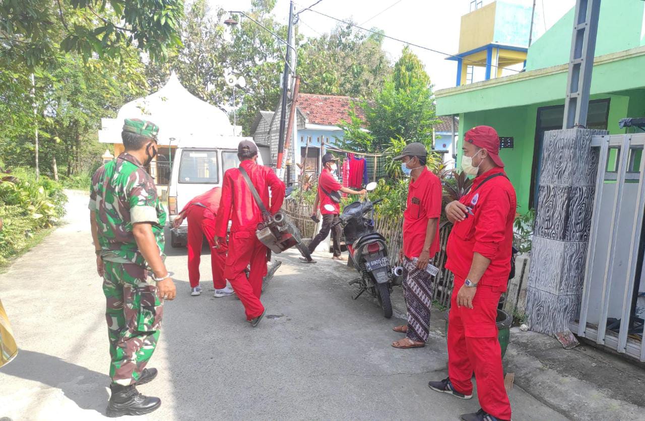 Preventing the outbreak of dengue fever, Babinsa accompanies fog officers to settlements in the village of Tumapel