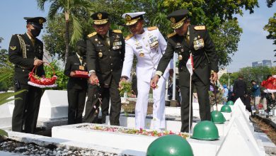 Photo of Kenang Jasa Pahlawan, Dankodiklatal Pimpin Ziarah Peringatan HUT Ke-77 TNI