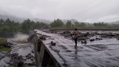 Photo of Kapolsek Pasirian Pantau Peningkatan Debit Air Sungai Regoyo