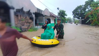 Photo of Sigap, Anggota Kodim 0808/Blitar Bantu Warga Masyarakat Yang Terdampak Bencana Banjir