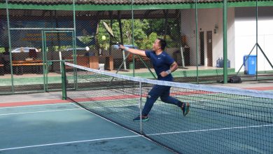 Photo of Jaga Kondisi Di Sela Kegiatan Yang Padat, Dankodiklatal Sempatkan Waktu Bermain Tenis