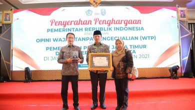 Photo of Pemerintah Kabupaten (Pemkab) Probolinggo menerima plakat dan piagam penghargaan dari pemerintah pusat atas capaian opini Wajar Tanpa Pengeculian (WTP) Kategori 5 (lima) kali