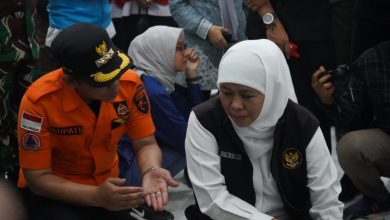 Photo of Gubernur Jatim Tinjau Lokasi Paska Erupsi, Pastikan Keamanan Masyarakat Lumajang