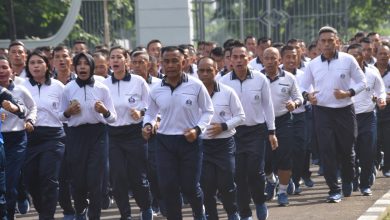 Photo of Jaga Kebugaran Tubuh, Prajurit dan PNS Kodiklatal Laksanakan Senam Kesegaran Jasmani 88