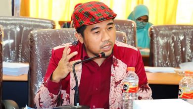 Photo of ” Bisnis ” Kaos Di Bungkus Rekor Muri,Anggota DPRD Sampang Soroti Senam Sampang Hebat Bermartabat (SSHB)