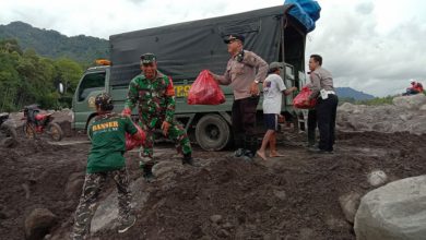 Photo of Akses Jalan Terisolasi, Polisi Serahkan Bantuan Paket Sembako Untuk Warga Dusun Sumberlangsep