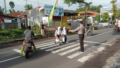Photo of Jaga Keselamatan Anak Sekolah, Polsek Senduro Bantu Menyeberang Jalan Raya