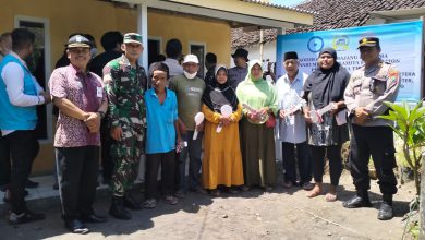 Photo of Wujud Sinergitas Handal TNI Polri, Kapolres Lumajang Hadiri Penyerahan Hasil Bedah Rumah di Pasirian