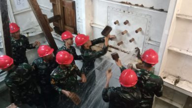 Photo of Atasi Kebocoran Di Kapal, Siswa Dikmaba TNI AL Angkatan XLII/1 Pusdiktek Lattek Penanggulangan Kebocoran