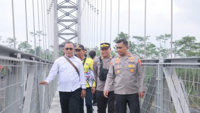 Photo of Tinjau Jembatan Gantung Kaliregoyo yang Diterjang Air Lahar Dingin, Kapolres Lumajang Instruksikan Jajaran Lakukan Mitigasi Demi Keselamatan Warga