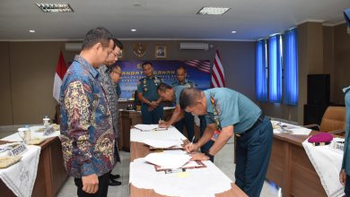 Photo of Kodiklatal kuti Penandatanganan Kontrak Bersama Pengadaan Barang Dan Jasa UO TNI AL Tahun 2023