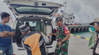 Photo of Babinsa Sangkapura Turut Evakuasi Pasien Rujukan RSUD Umar Mas’ud Bawean