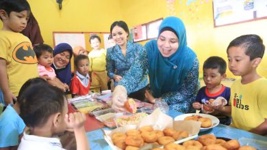 Photo of Keseruan Aminah Hadi Ajak Anak-anak Menghias Donat