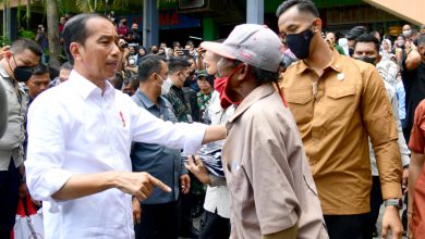 Photo of Presiden Jokowi Cek Harga Bahan Pangan di Pasar Wonokromo