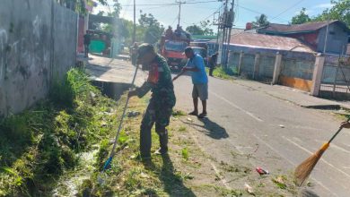 Photo of Babinsa Timika Bersama Warga Gotong Royong Bersihkan Jalan