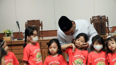 Photo of Terima Kunjungan TK Muslimat NU 29 Mahkota, Gus Yani Nikmati Momen Hangat Bersama Anak-Anak