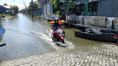 Photo of Tepat Sepekan, Jalan Poros Desa Tambakberas Terendam Banjir