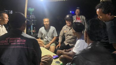 Photo of Jagongan Kamtibmas, Anggota Polsek Tempeh Berikan Himbauan Kamtibmas