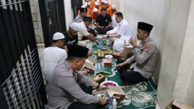 Photo of Semoga Ramadhan Kali Ini Menjadi Hidayah Pesan Kapolres Gresik Saat Buka Puasa Bersama Tahanan