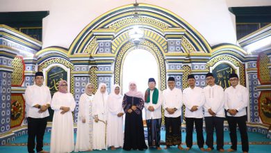 Photo of Gubernur Khofifah Shalat Tarawih di Masjid Jami’ Panembahan Somala – Sumenep, Terkesan Arsitektur Masjidnya