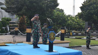 Photo of Kadiskes Lantamal V Pimpin Upacara Penaikan Bendera