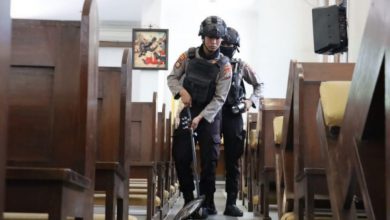 Photo of Untuk Menjaga Keamanan Dan Kenyamanan Umat Nasrani Polres Tanjung Perak Sterilisasi Gereja Jelang Jumat Agung
