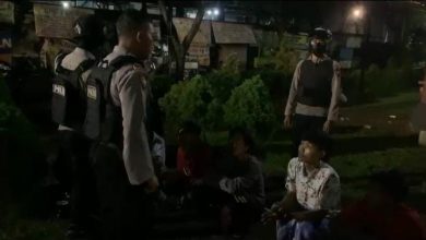 Photo of Asyik Nikmati Arak Bali,9 Remaja Diamankan Tim Madani Polres Sampang