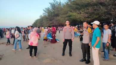 Photo of Kapolres Sampang Bersama Ketua Bhayangkari Kunjungi Pantai Lon Malang Di Kecamatan Sokobanah.