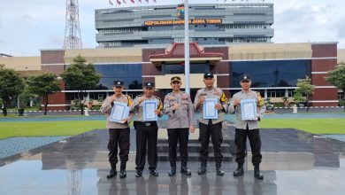 Photo of Kapolda Jatim Beri Penghargaan Kepada Personil Polsek Lakarsantri Polrestabes Surabaya