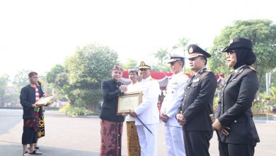 Photo of Di Hari Lahir Pancasila, Danlantamal V Terima Penghargaan Dari Wali Kota Surabaya