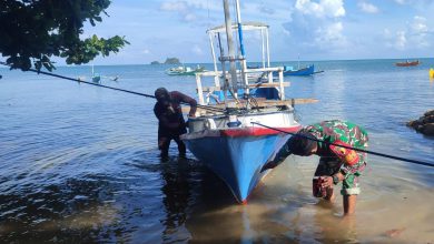 Photo of Komsos bersama Nelayan Binaan di Pesisir, Babinsa Koramil Tambak Bantu Perbaikan Perahu