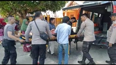 Photo of Sinegritas Polisi RW Dan Personil Sat. Binmas Polres Sampang Bersama JSC Bantu Warga Ke Rumah Sakit