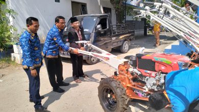 Photo of Dispertan – Kp Serahkan Bantuan 43 Hand Traktor Kepada Petani Tembakau