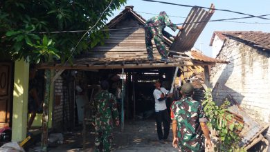 Photo of Kepedulian Babinsa Sidayu, Merenovasi Rumah Tidak Layak Huni (RTLH) Milik Warga Binaannya