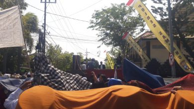 Photo of Tuntut Ponpes AI-Zaytun Di Tutup Habaib Dan Ulama Kepung Kantor Kemenag Sampang