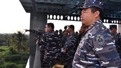 Photo of Komandan Puspenerbal Dampingi Kasal Tinjau Latihan Puncak AJ XLl di Banongan