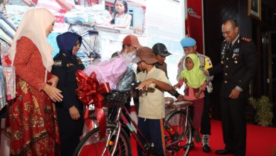 Photo of Adik Kakak Pencari Rosokan Mendapat Bantuan Sepeda Angin Dari Kapolres Malang .