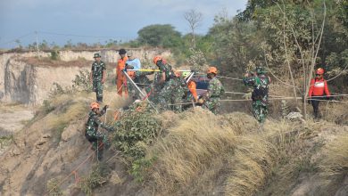 Photo of Sepuluh Rescuer Penerbangan TNI AL Laksanakan Misi Penyelamatan di Bukit Bentar