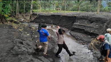 Photo of Sulitnya Medan polres Malang Salurkan Bantuan Ke Warga Yang Terisolasi Lahar Dingin Semeru