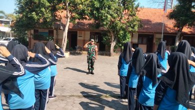 Photo of Babinsa Bentuk Mental Disiplin Para Siswa dan Taat Aturan di SMPN 32 Dengan Latihan PBB