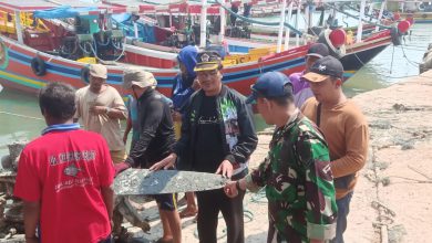 Photo of Warga Binaan Babinsa Panceng Menemukan Mesin dan Baling-baling Pesawat di Perairan Umpal Hijau sebelah Utara Surabaya