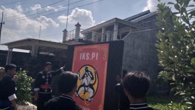 Photo of Taati Aturan, Ketua IKSPI Cabang Gresik Bersama Anggotanya Membongkar Tugu Perguruan Yang Berdiri Di Atas Tanah Negara