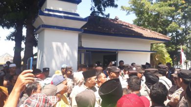 Photo of Tolak Relokasi Pedagang Pasar Srimangunan, Anggota DPRD Sampang Ikut Demo