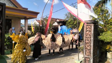 Photo of Kurangi Sampah, Karnaval Desa Bulangan Warga Kenakan Kostum Daur Ulang