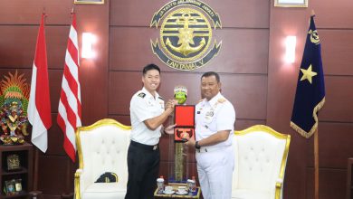 Photo of Danlantamal V Terima Kunjungan Komandan kapal perang AL Singapura