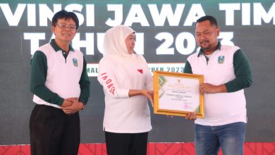 Photo of Bupati Gresik Persembahkan Penghargaan Untuk Pegiat Proklim Dari  Pemerintah Provinsi Jawa Timur tahun 2023