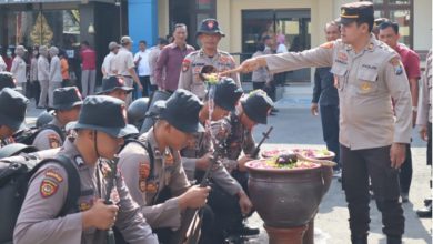 Photo of Tradisi Siraman Kembang Sebagai Tanda Prosesi Penutupan Bintara Remaja polres Tulungagung